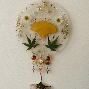 Ginkgo & Daisy Resin Suncatcher – Gold Leaf Botanical Wall Decor, Crystal Window Hanging, Nature Inspired Gift